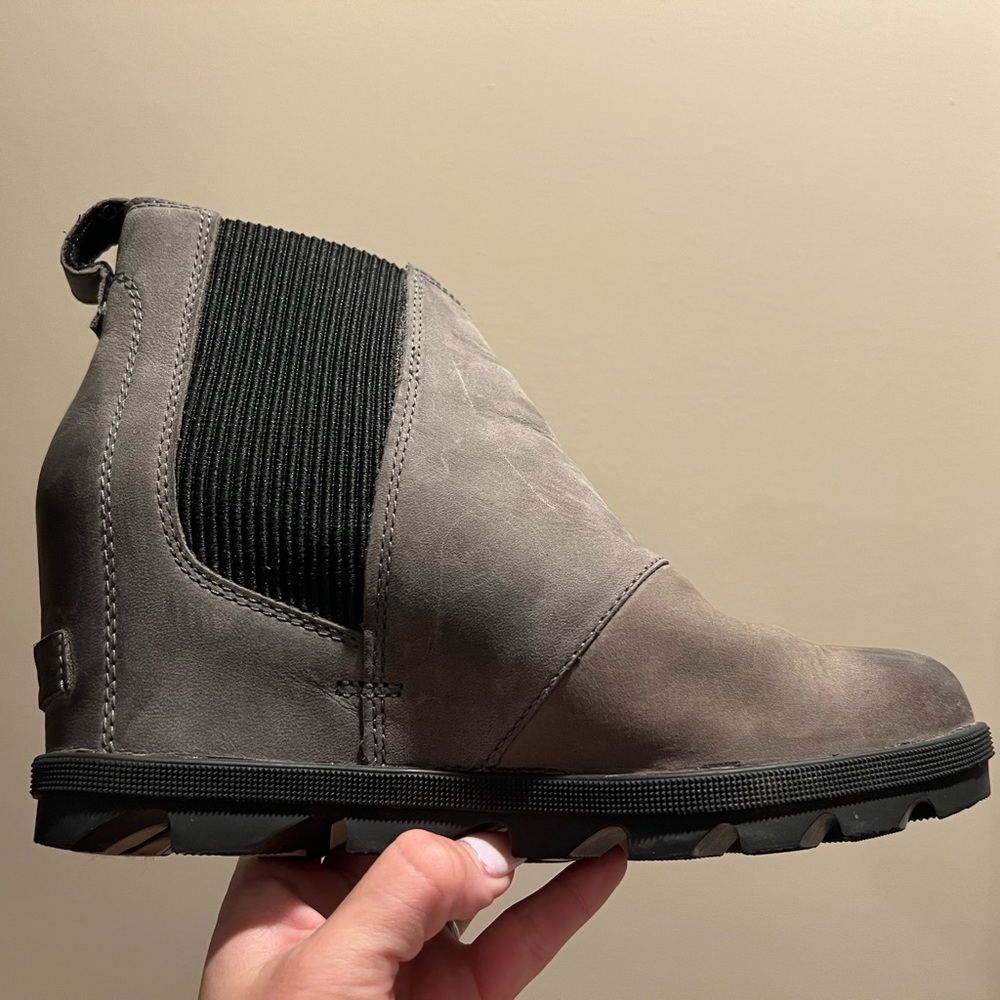 Great used condition size 8.5 Sorels wedge boots in Quarry grey. Real leather